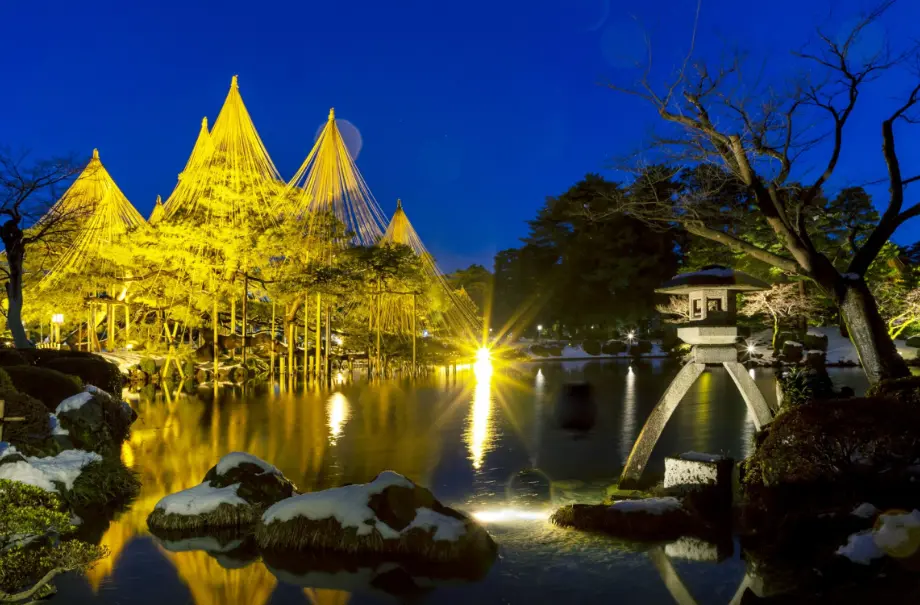 "Beautiful seasonal landscape of Kenroku-en Garden in Kanazawa"