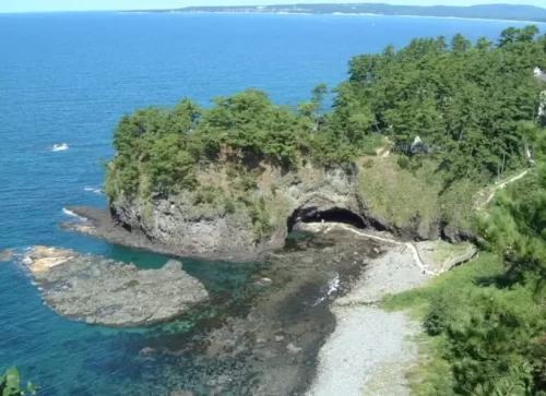 Ganmon: 5 Breathtaking Coastal Views That Will Leave You in Awe Coastal area with dramatic rock formations and sea views.