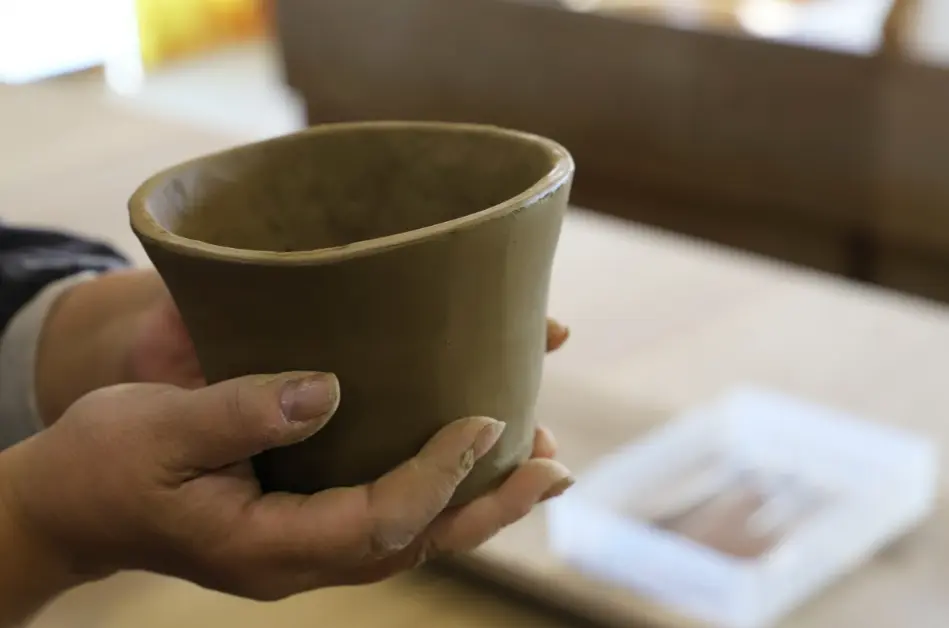Create pottery using the Suzu technique.