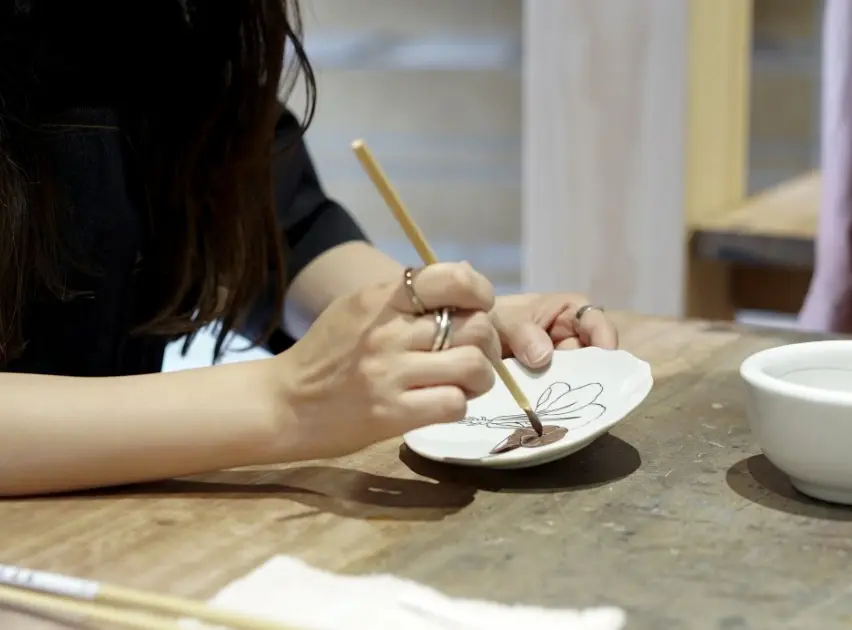 Decorate your own Kutani porcelain with vibrant designs.