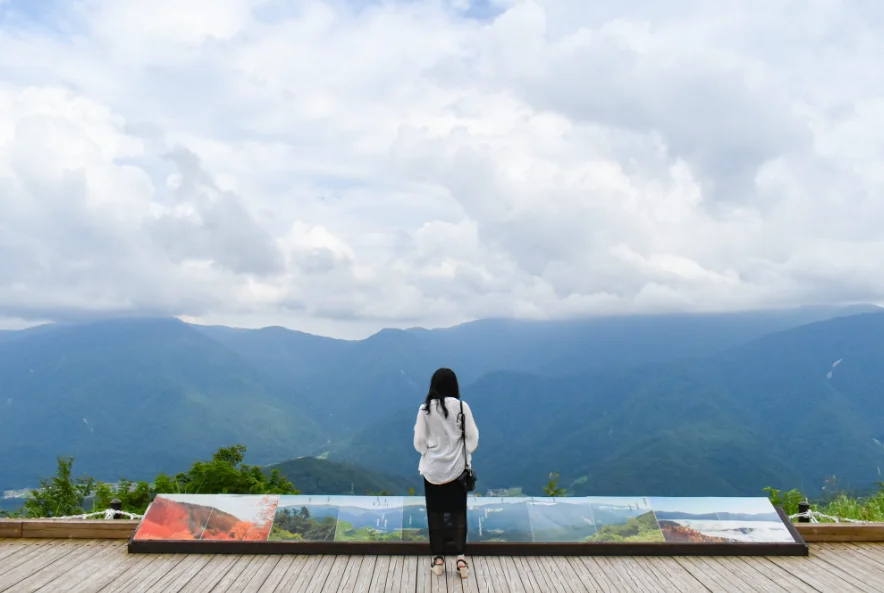 Private transfer from Kanazawa to Shirakawa-go with scenic mountain views along the Hakusan area.