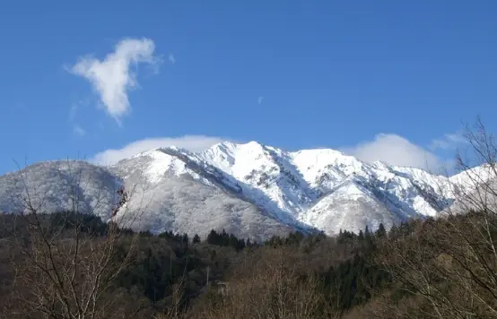 Snow-covered peaks of Mount Hakusan under a clear blue sky, symbolizing Japan’s sacred mountain and the natural beauty of Hakusan National Park.