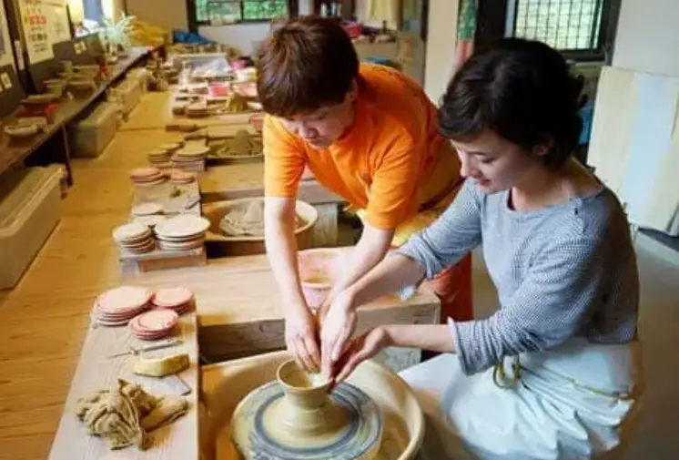 Kaga’s traditional crafts such as Kutani porcelain and Yamanaka lacquerware representing samurai aesthetics