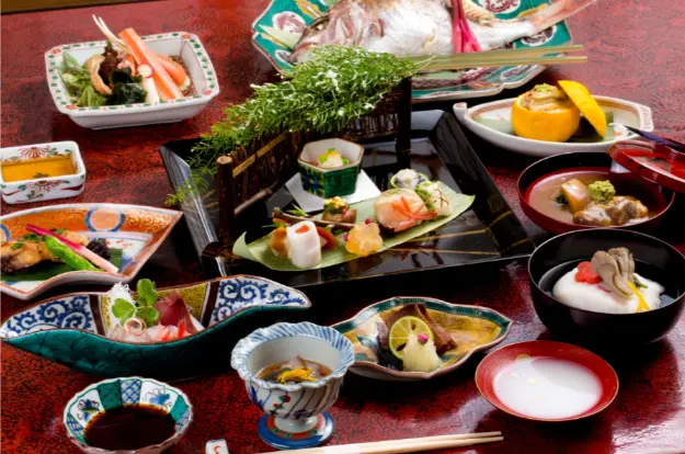 Elegant Kaga-style kaiseki cuisine served on Kutani porcelain dishes