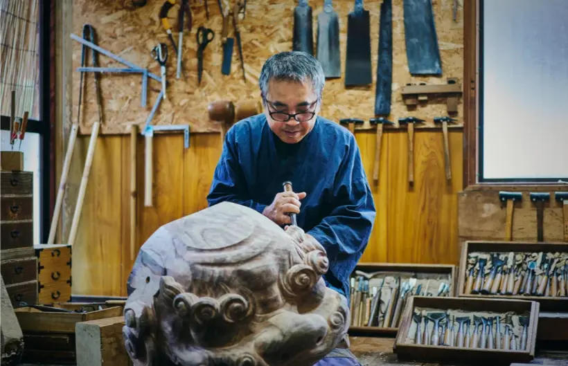 Traveler showing respect and appreciation to a local craftsman in Kaga