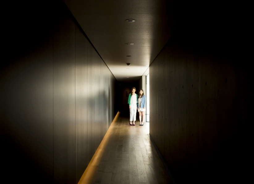 A striking image of the Suzuki Daisetsu Museum’s exterior, highlighting its artistic and architectural design. The building’s unique form stands out as a masterpiece in modern architecture.