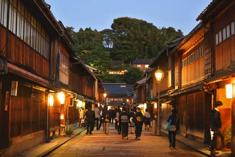 Traditional teahouses and lantern-lit streets in Kanazawa’s historic Higashi Chaya geisha district at night.