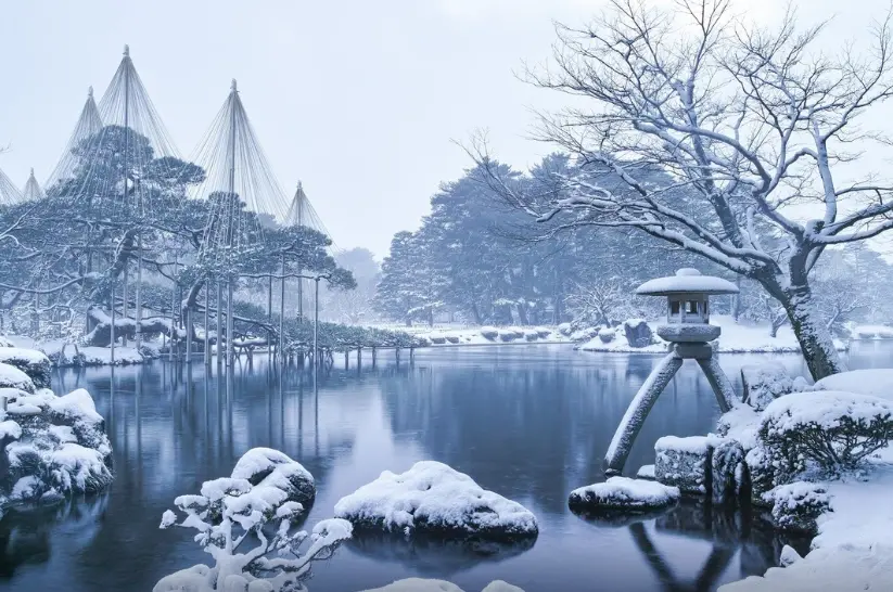 Snow-covered Kenroku-en Garden in winter, one of Japan’s most beautiful landscape gardens in Kanazawa.