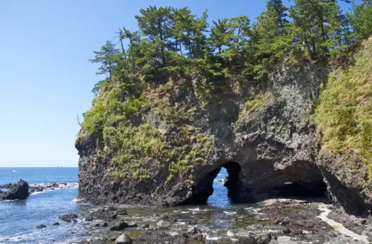 Ganmon (巌門) is a scenic rock formation on the Noto Peninsula, Ishikawa, featuring a natural sea cave and dramatic coastal views.